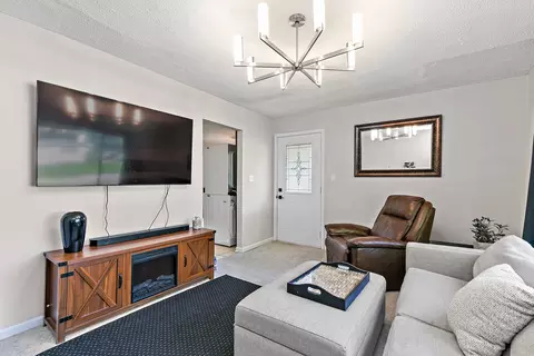 Living - 710 W Pheasant Trl, Mchenry, IL 60051 photo 2 of 3
