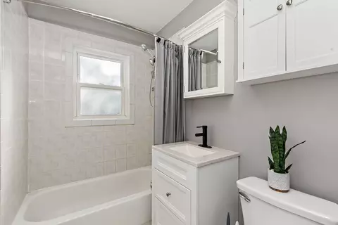 Bath - 710 W Pheasant Trl, Mchenry, IL 60051 photo 1 of 1