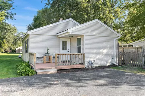 Exterior - 710 W Pheasant Trl, Mchenry, IL 60051 photo 2 of 8