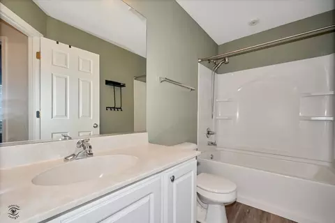 Bath - 582 Declaration Ln, Aurora, IL 60502 photo 3 of 4
