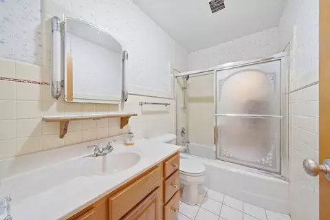 Bath - 500 Skyline Dr, Fox River Grove, IL 60021 photo 1 of 2