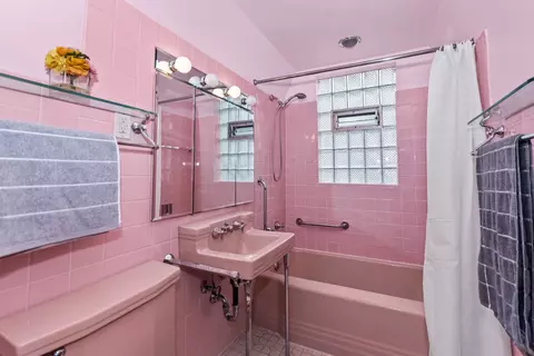 Bath - 327 E 82nd St, Chicago, IL 60619 photo 1 of 2
