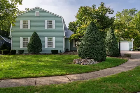 4005 Lakehurst Ct, Davenport, IA 52807