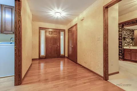 Entry Way - 822 Brian Ct, Gurnee, IL 60031 photo 3 of 3
