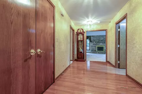 Entry Way - 822 Brian Ct, Gurnee, IL 60031 photo 1 of 3