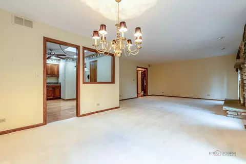 Living - 822 Brian Ct, Gurnee, IL 60031 photo 4 of 5