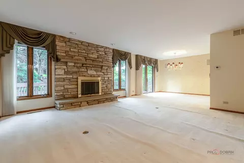 Living - 822 Brian Ct, Gurnee, IL 60031 photo 2 of 5
