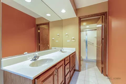 Bath - 822 Brian Ct, Gurnee, IL 60031 photo 1 of 2
