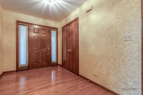 Entry Way - 822 Brian Ct, Gurnee, IL 60031 photo 2 of 3