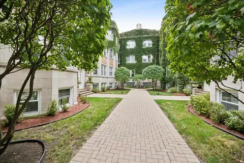 871 W Cornelia Ave #1, Chicago, IL 60657