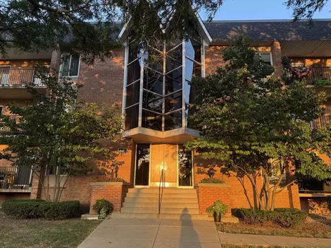 1060 N Mill St #211, Naperville, IL 60563