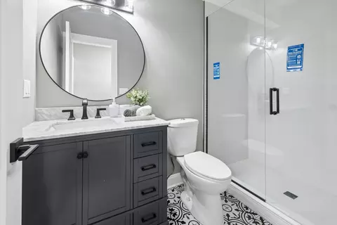 Bath - 5152 W Warwick Ave, Chicago, IL 60641 photo 1 of 3
