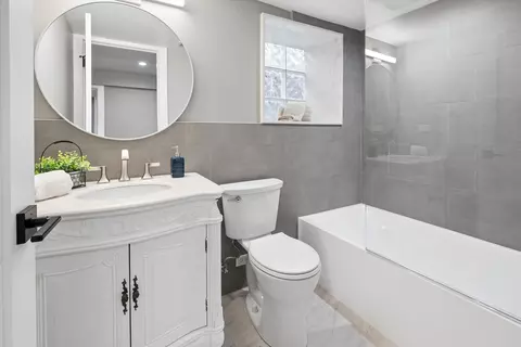 Bath - 5152 W Warwick Ave, Chicago, IL 60641 photo 3 of 3