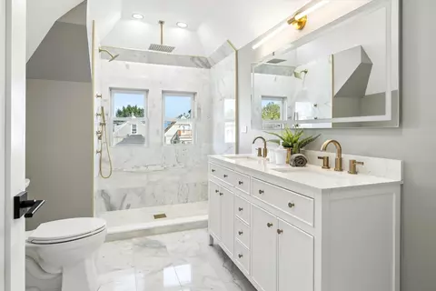 Bath - 5152 W Warwick Ave, Chicago, IL 60641 photo 2 of 3