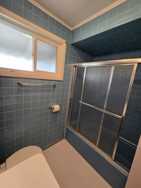 Bath - 16516 Spaulding Ave, Markham, IL 60428 photo 2 of 2