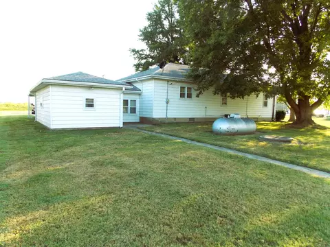 Exterior - 210 E 4th St, Hoffman, IL 62250 photo 2 of 6