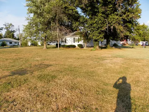 Exterior - 210 E 4th St, Hoffman, IL 62250 photo 5 of 6