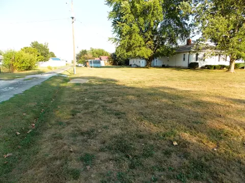 Exterior - 210 E 4th St, Hoffman, IL 62250 photo 4 of 6