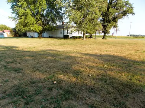 Exterior - 210 E 4th St, Hoffman, IL 62250 photo 3 of 6