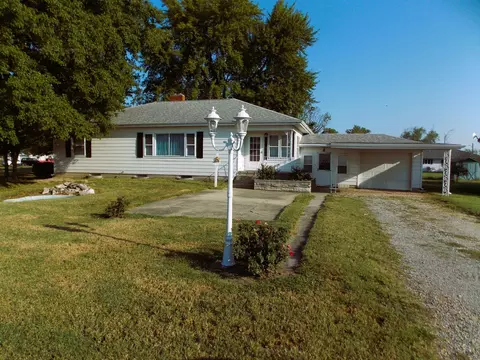 Exterior - 210 E 4th St, Hoffman, IL 62250 photo 6 of 6