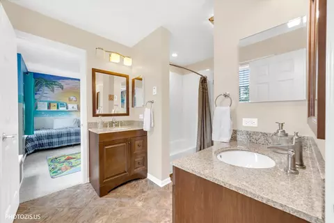 Bath - 157 Primrose Ln, Bartlett, IL 60103 photo 3 of 4