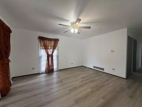 Living - 1406 Kaskaskia Ave, Elgin, IL 60123 photo 1 of 4