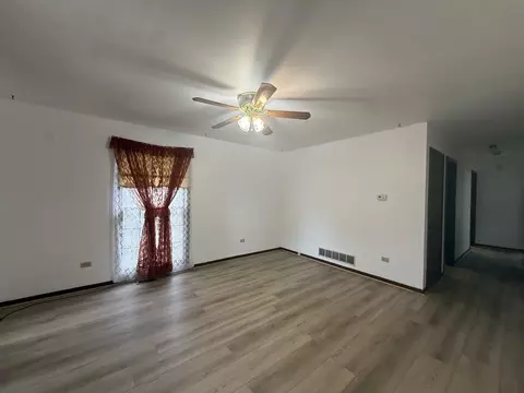Living - 1406 Kaskaskia Ave, Elgin, IL 60123 photo 2 of 4