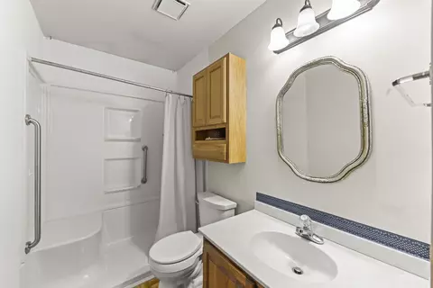 Bath - 1406 Kaskaskia Ave, Elgin, IL 60123 photo 1 of 1
