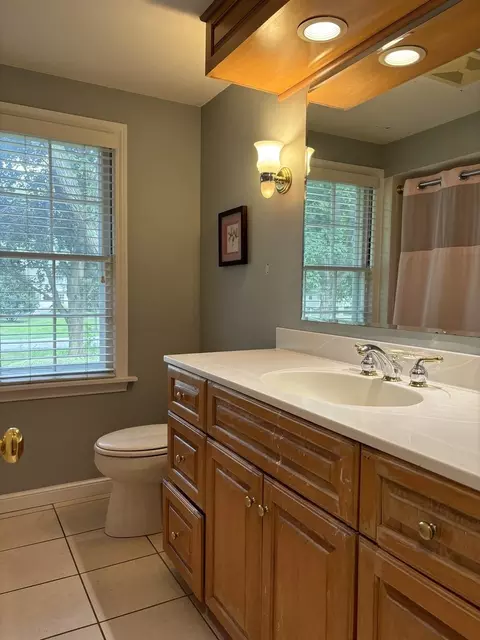 Bath - 1116 Woodview Rd, Burr Ridge, IL 60527 photo 1 of 2