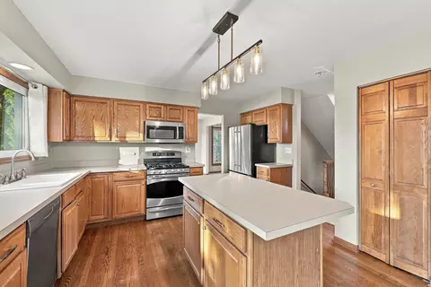 Kitchen - 170 Salford Dr, Algonquin, IL 60102 photo 1 of 3