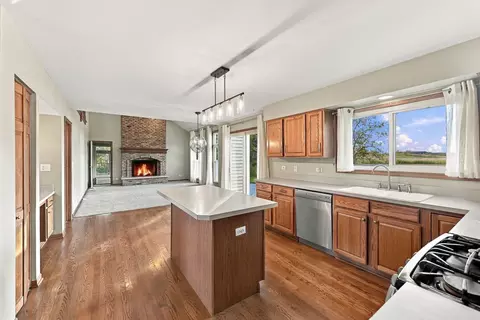 Kitchen - 170 Salford Dr, Algonquin, IL 60102 photo 2 of 3