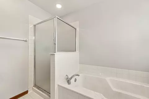 Bath - 170 Salford Dr, Algonquin, IL 60102 photo 2 of 3