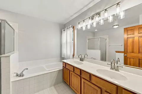 Bath - 170 Salford Dr, Algonquin, IL 60102 photo 1 of 3