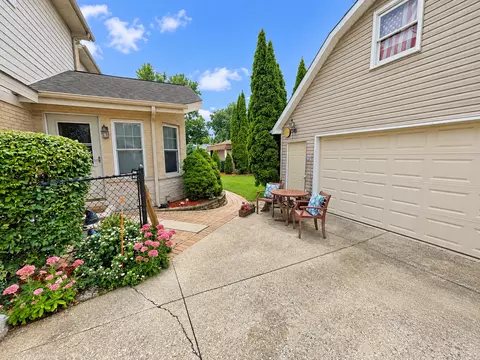 Exterior - 920 Parkview Ln, Des Plaines, IL 60016 photo 2 of 3