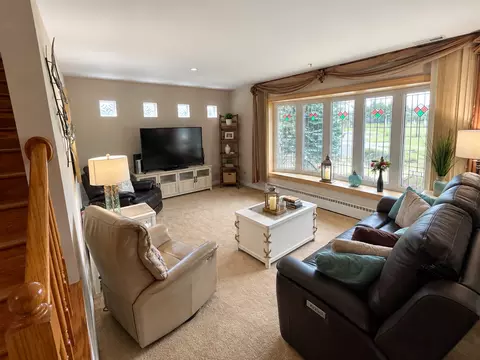 Living - 920 Parkview Ln, Des Plaines, IL 60016 photo 1 of 2