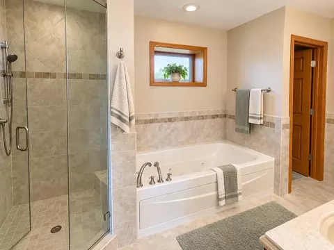 Bath - 920 Parkview Ln, Des Plaines, IL 60016 photo 1 of 4