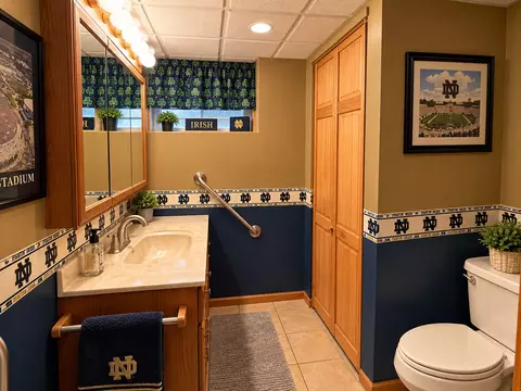 Bath - 920 Parkview Ln, Des Plaines, IL 60016 photo 4 of 4