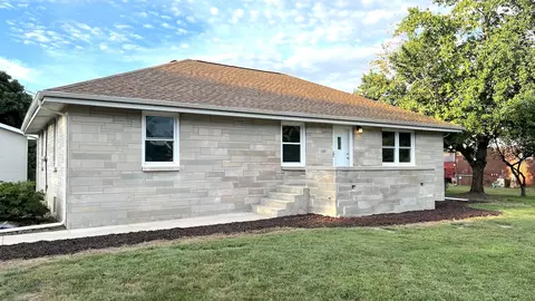 105 W Jackson St W, Mahomet, IL 61853
