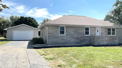 105 W Jackson St W, Mahomet, IL 61853