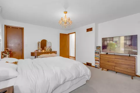Bedroom - 1177 Meadow Ln, Elgin, IL 60123 photo 2 of 4