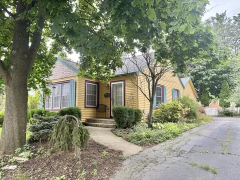 309 Chestnut St, Woodstock, IL 60098