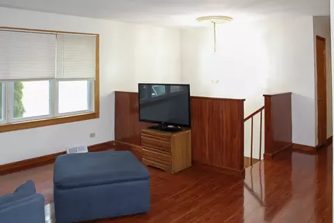Living - 409 E Cherry Hl, Addison, IL 60101 photo 2 of 2