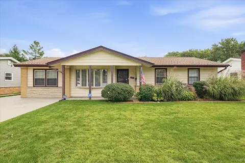1097 Cypress Ln, Elk Grove Village, IL 60007