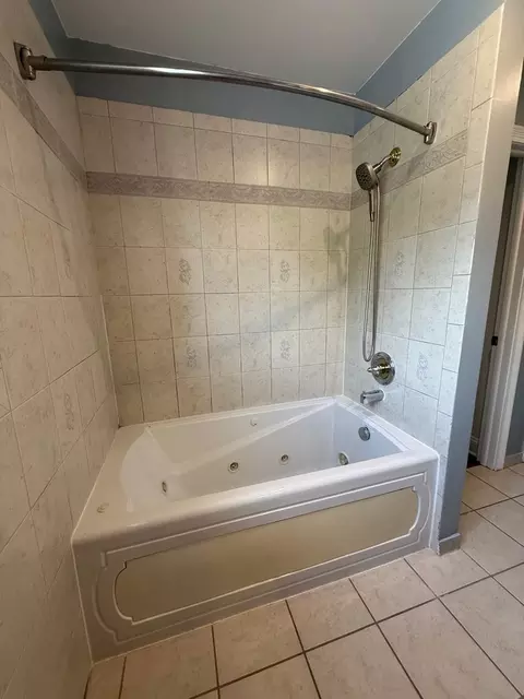 Bath - 1230 Durham Dr, Wheaton, IL 60189 photo 2 of 4