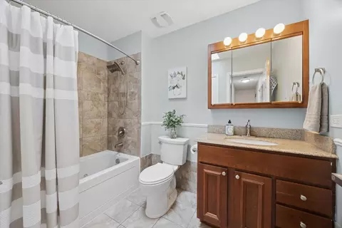 Bath - 2174 Stirrup Ln, Wheaton, IL 60189 photo 2 of 2
