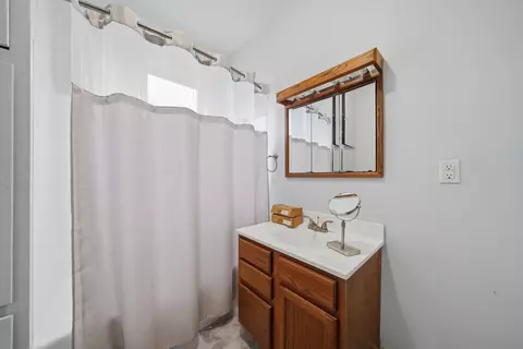 Bath - 483 Barrett St, Elgin, IL 60120 photo 1 of 2