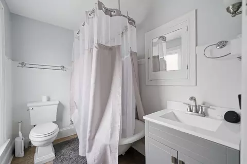Bath - 483 Barrett St, Elgin, IL 60120 photo 2 of 2