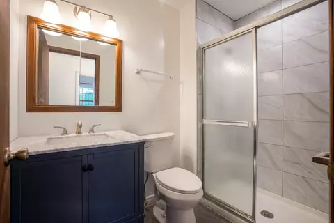 Bath - 1465 Jasper Dr, Wheaton, IL 60189 photo 3 of 4