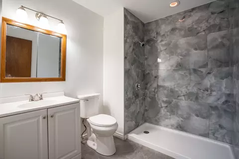 Bath - 1465 Jasper Dr, Wheaton, IL 60189 photo 4 of 4