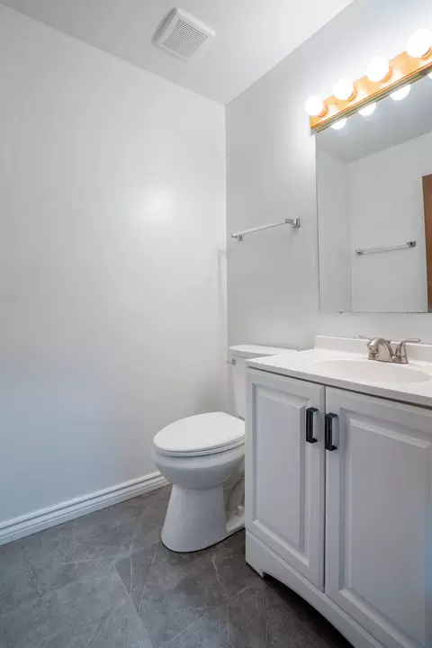 Bath - 1465 Jasper Dr, Wheaton, IL 60189 photo 1 of 4